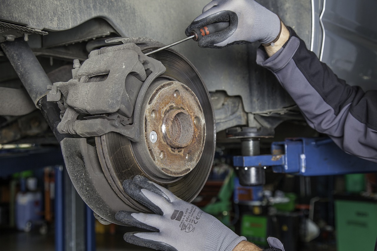 brake disc, workshop, automobile, service, mechanic, car wallpapers, technology, vehicle, screws, repair, screwdriver, car, towing, damage, inspection, brake disc change, brake change, brake shoes, brake pads, brake lining, auto repair shop